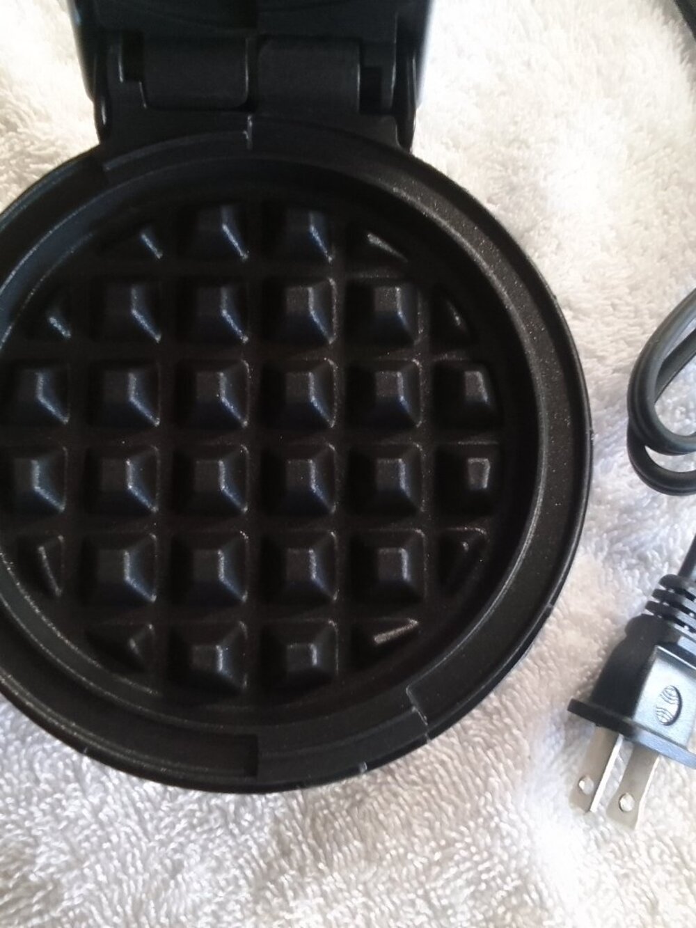 Dash mini waffle maker brand new NWOT